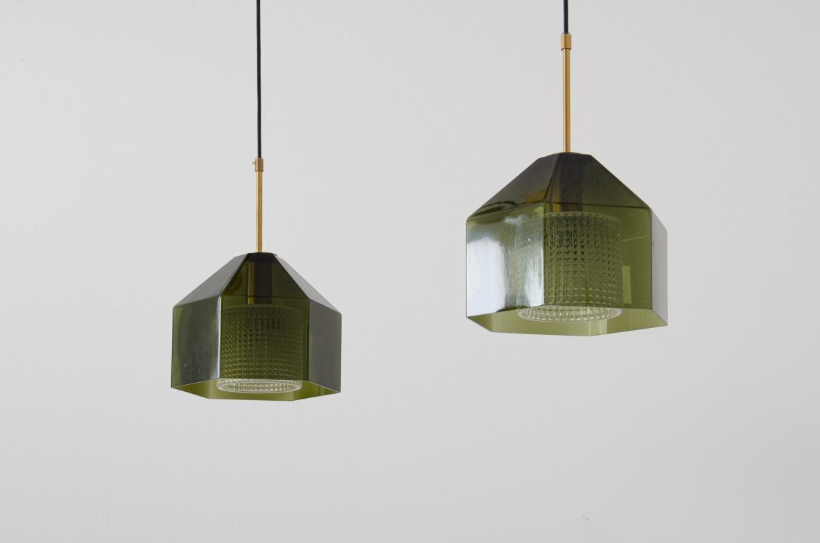 Carl Fagerhult, rara coppia di piccoli lampadari a forma di diamante in vetro molato grigio/verde con corona in vetro trasparente all'interno e passafilo in ottone.  Produzione Orrefos, Svezia, 1960ca.