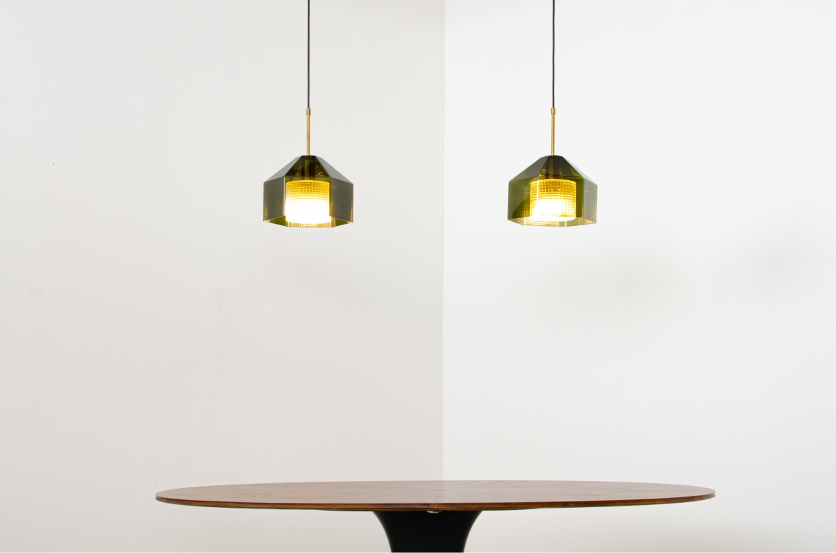 Carl Fagerhult, rara coppia di piccoli lampadari a forma di diamante in vetro molato grigio/verde con corona in vetro trasparente all'interno e passafilo in ottone.  Produzione Orrefos, Svezia, 1960ca.