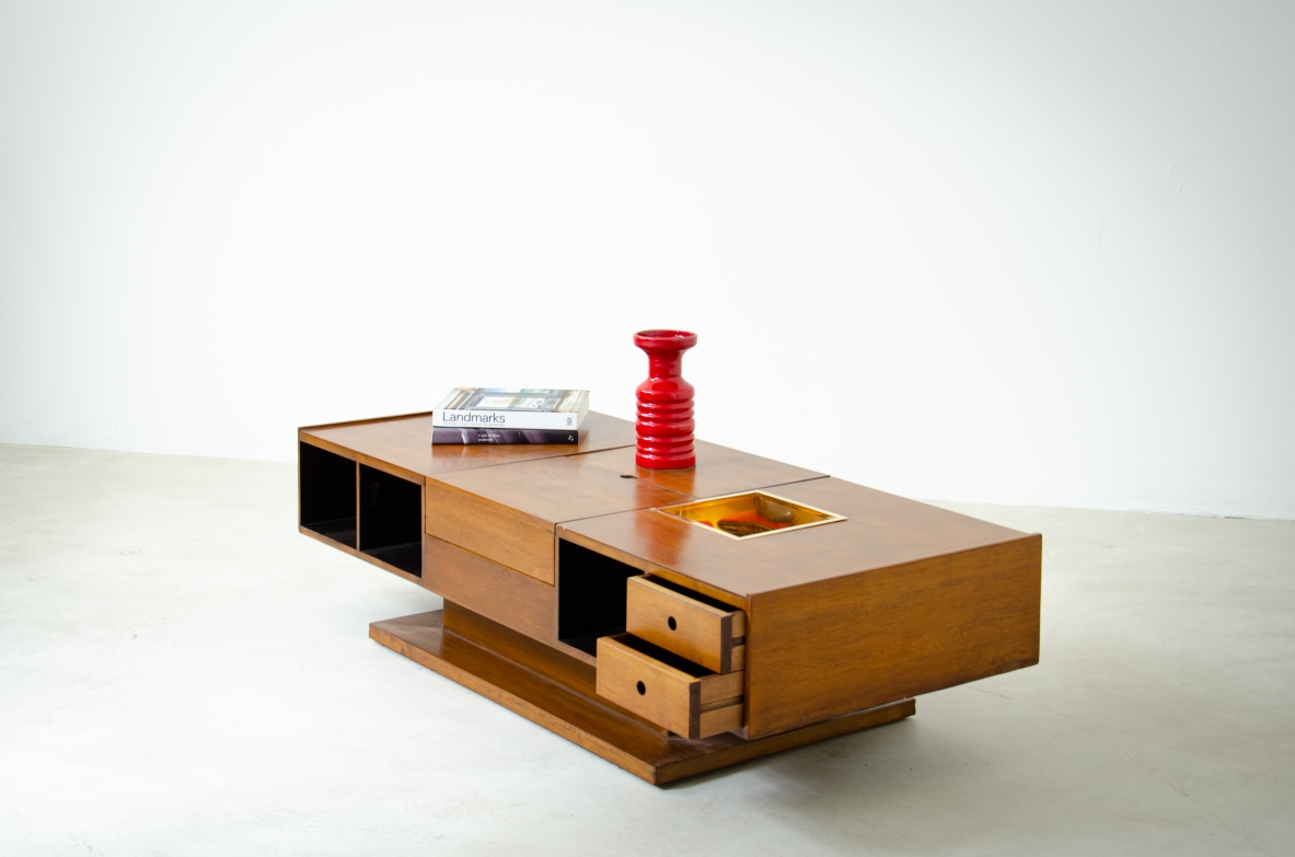 Low table in blond walnut with compartments and drawers on the sides and bar compartment in the central part with brass box on one side.  Claudio Salocchi for Sormani, 1960s.