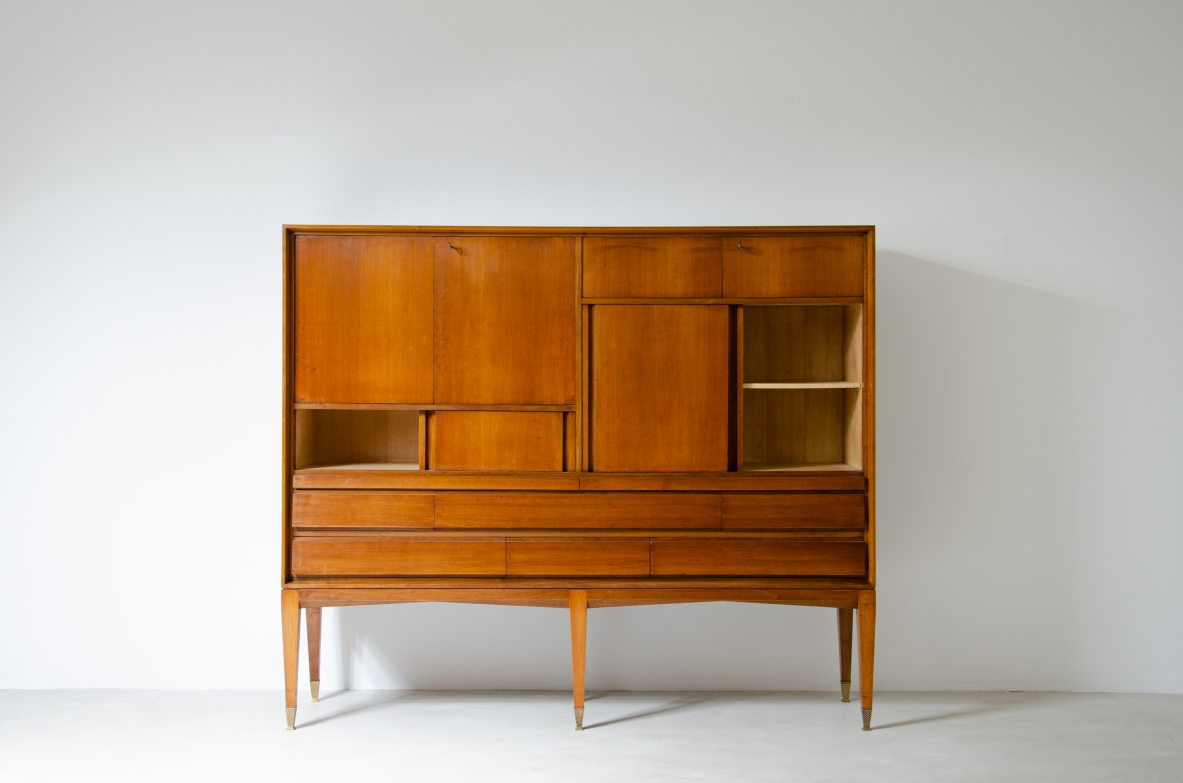 Gio Ponti, mobile in noce chiaro a scomparti con ante e pannelli scorrevoli, 1950ca.