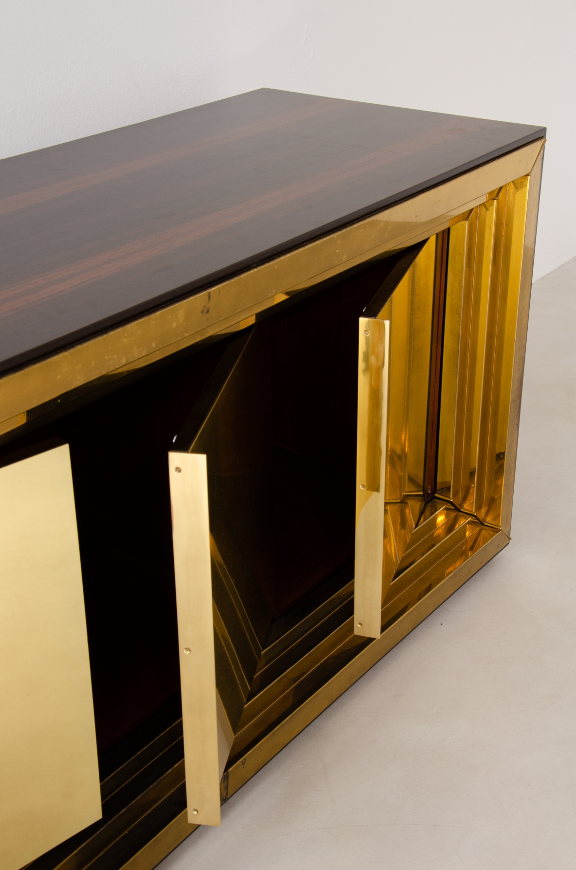 Luciano Frigerio (1928-1999)  Large and unique storage unit Manufactured by Frigerio & C. 1970s.
