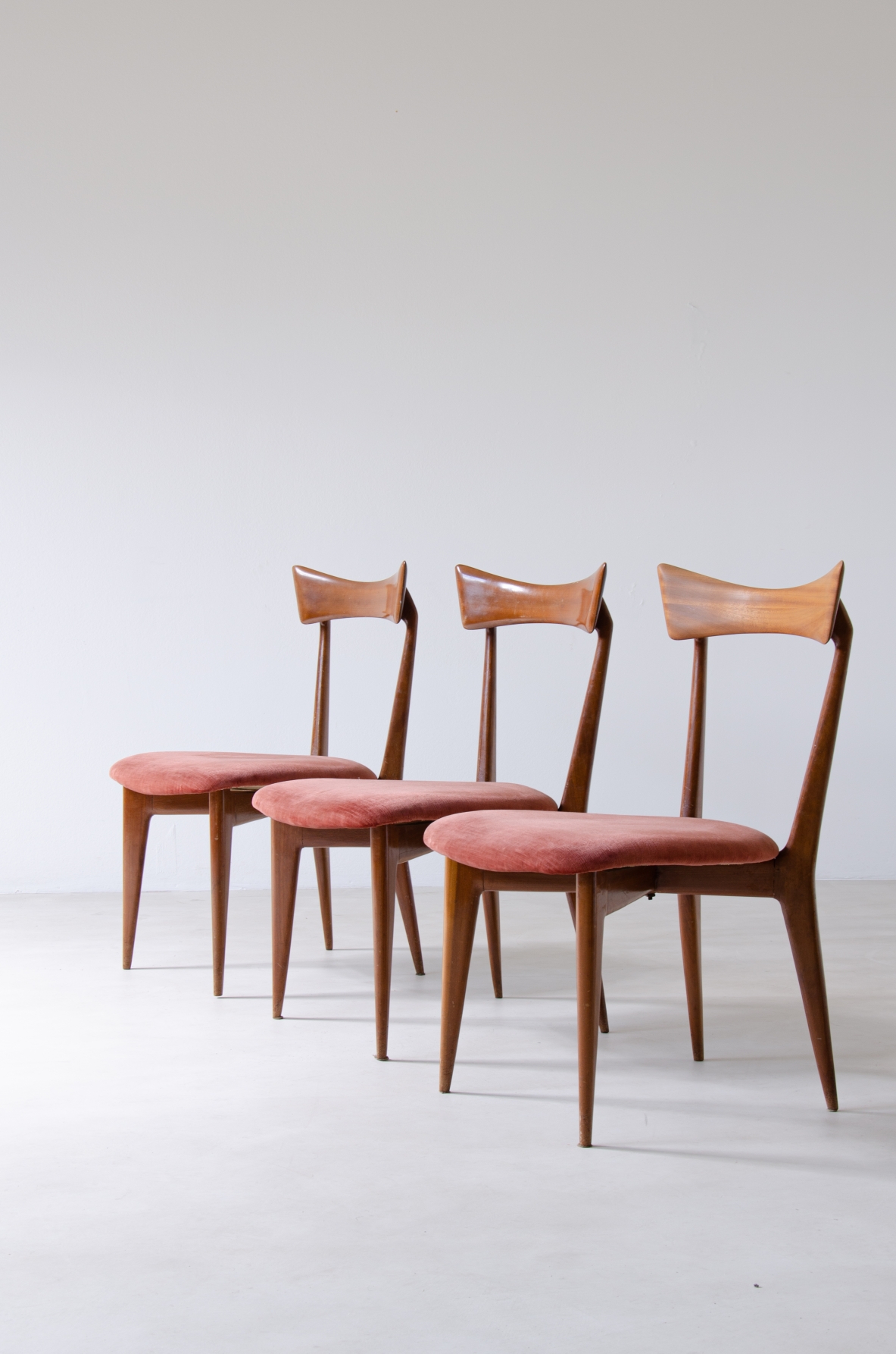 set of 8 mahogany chairs with butterfly back and seat in upholstered fabric.  Ariberto Colombo Manufacture, Cantù, 1945.