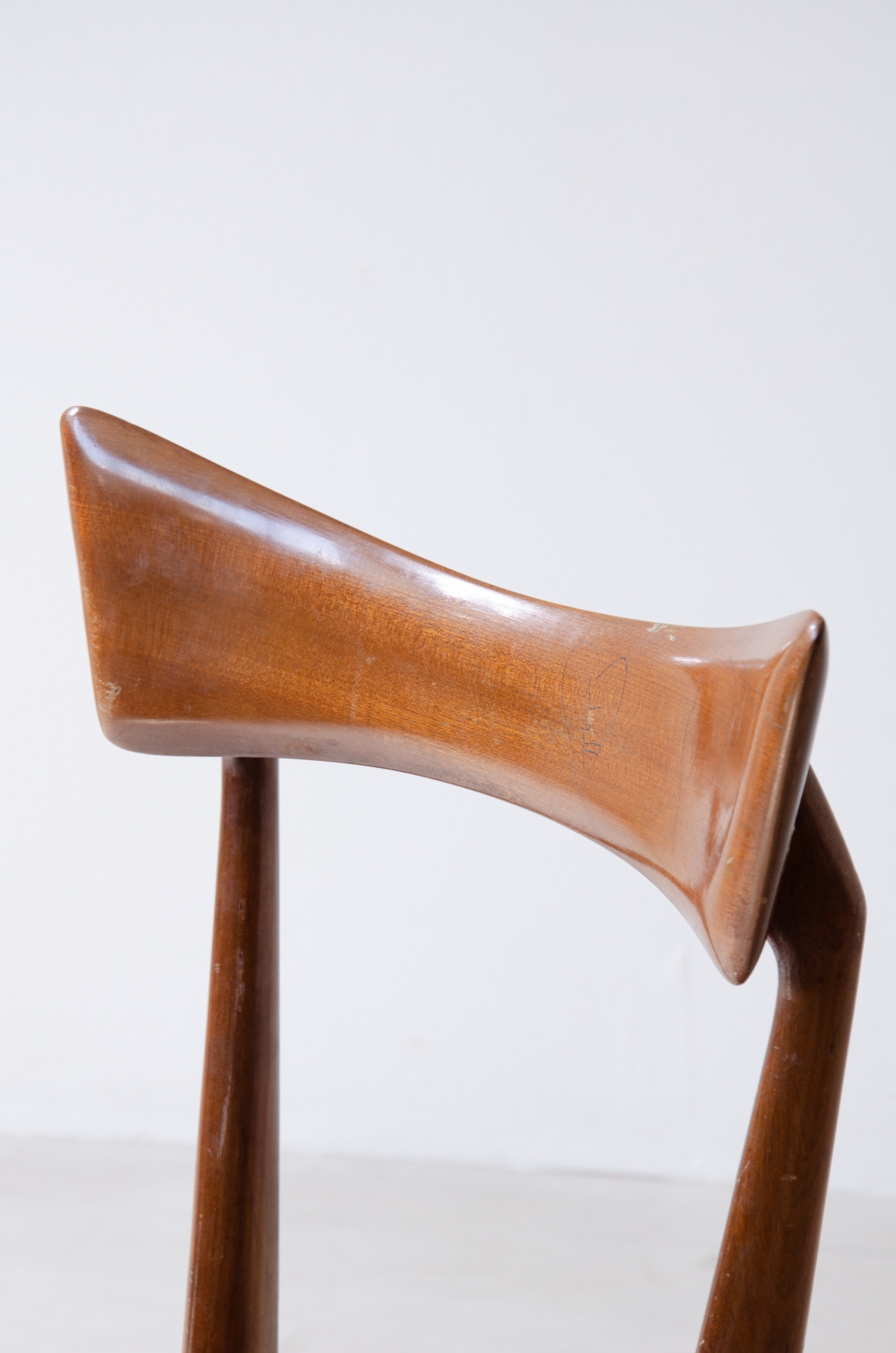 set of 8 mahogany chairs with butterfly back and seat in upholstered fabric.  Ariberto Colombo Manufacture, Cantù, 1945.