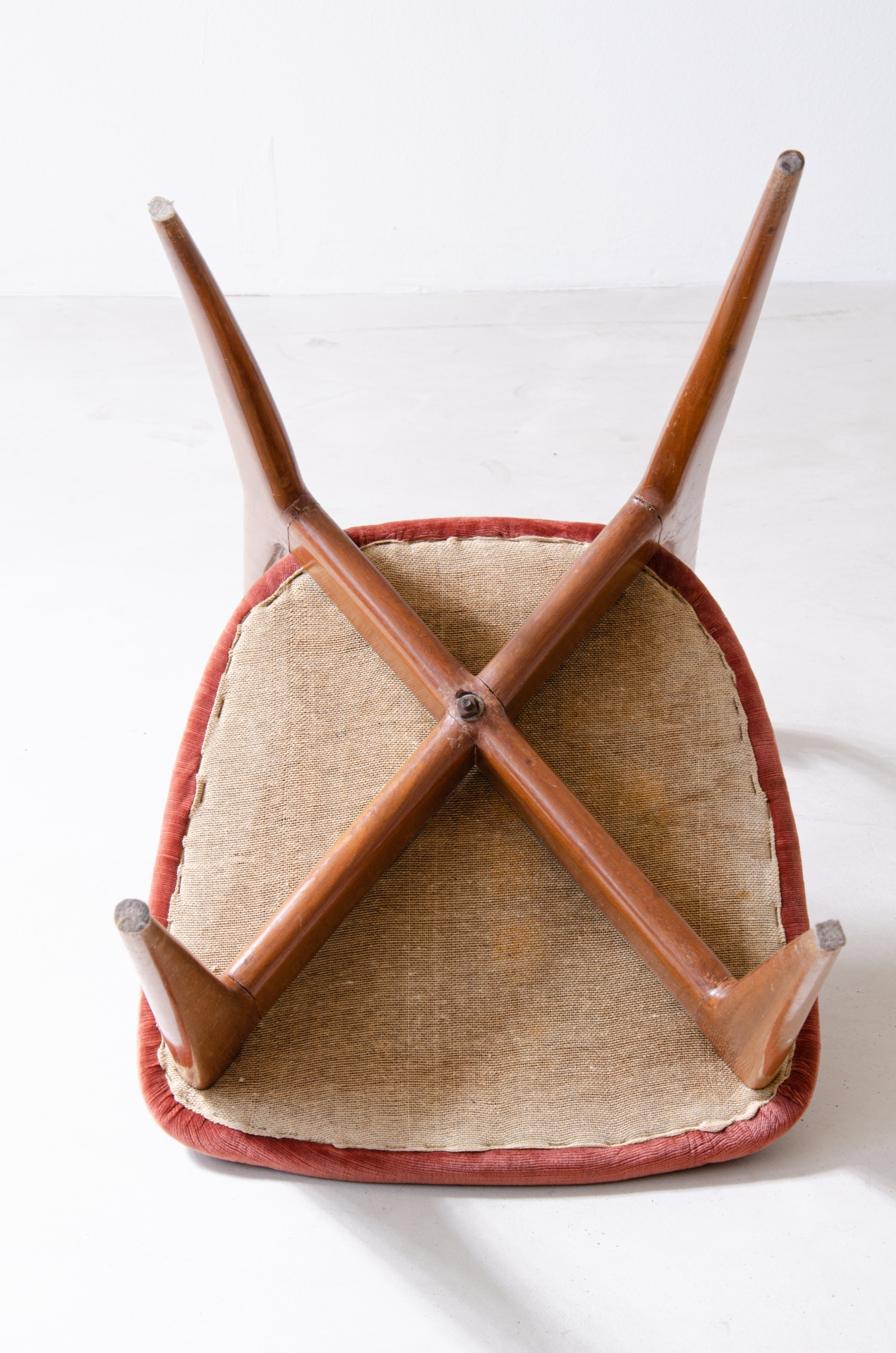 set of 8 mahogany chairs with butterfly back and seat in upholstered fabric.  Ariberto Colombo Manufacture, Cantù, 1945.