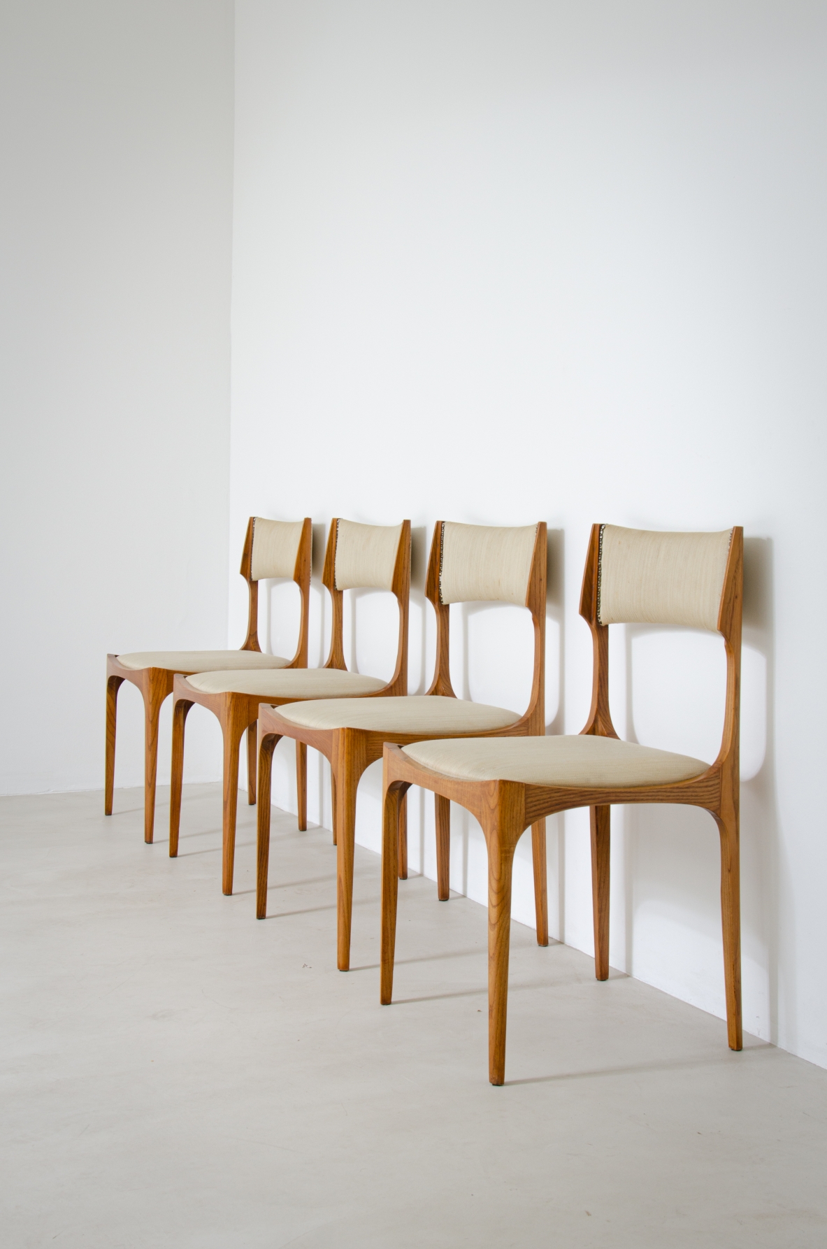 Giuseppe Gibelli  Set di 4 sedie in frassino e tessuto imbottito.  Manifattura Sormani, 1963.
