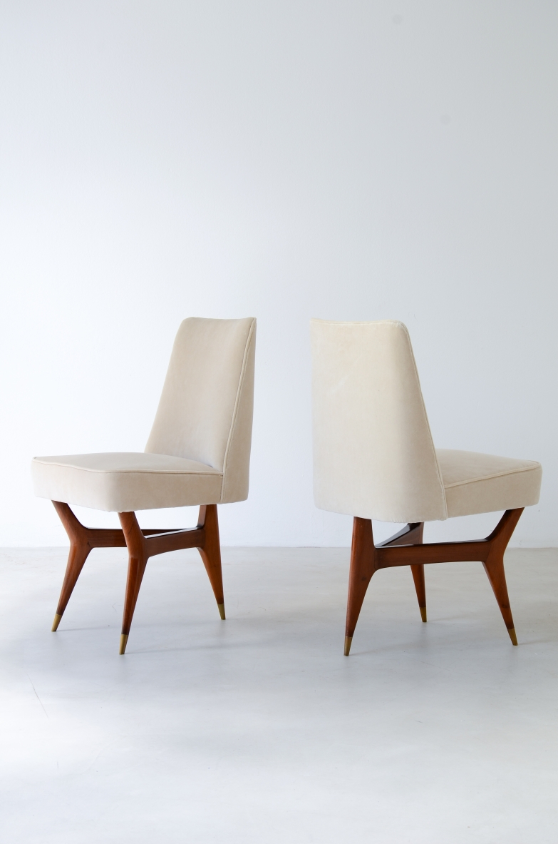 Melchiorre Bega (1898-1976)  Raro set di sei sedie in legno con puntali in ottone e rivestimento in tessuto.  Italia, 1956
