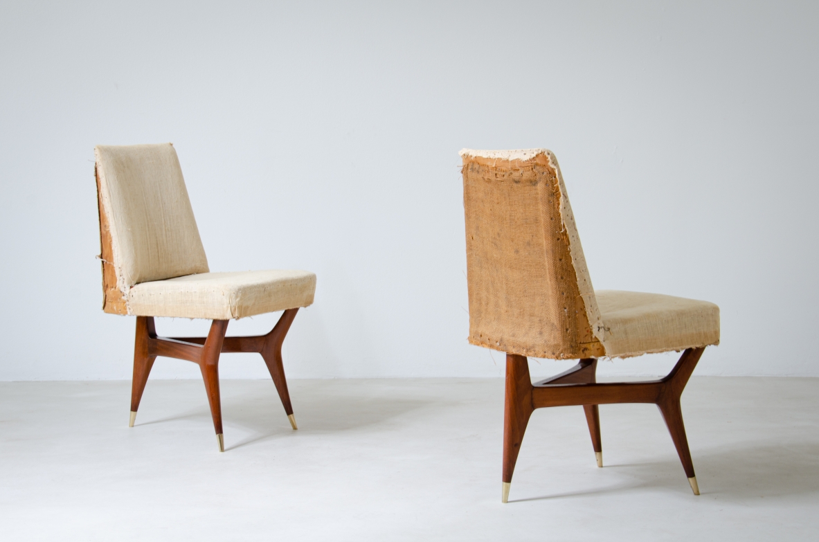 Melchiorre Bega (1898-1976)  Raro set di sei sedie in legno con puntali in ottone e rivestimento in tessuto.  Italia, 1956
