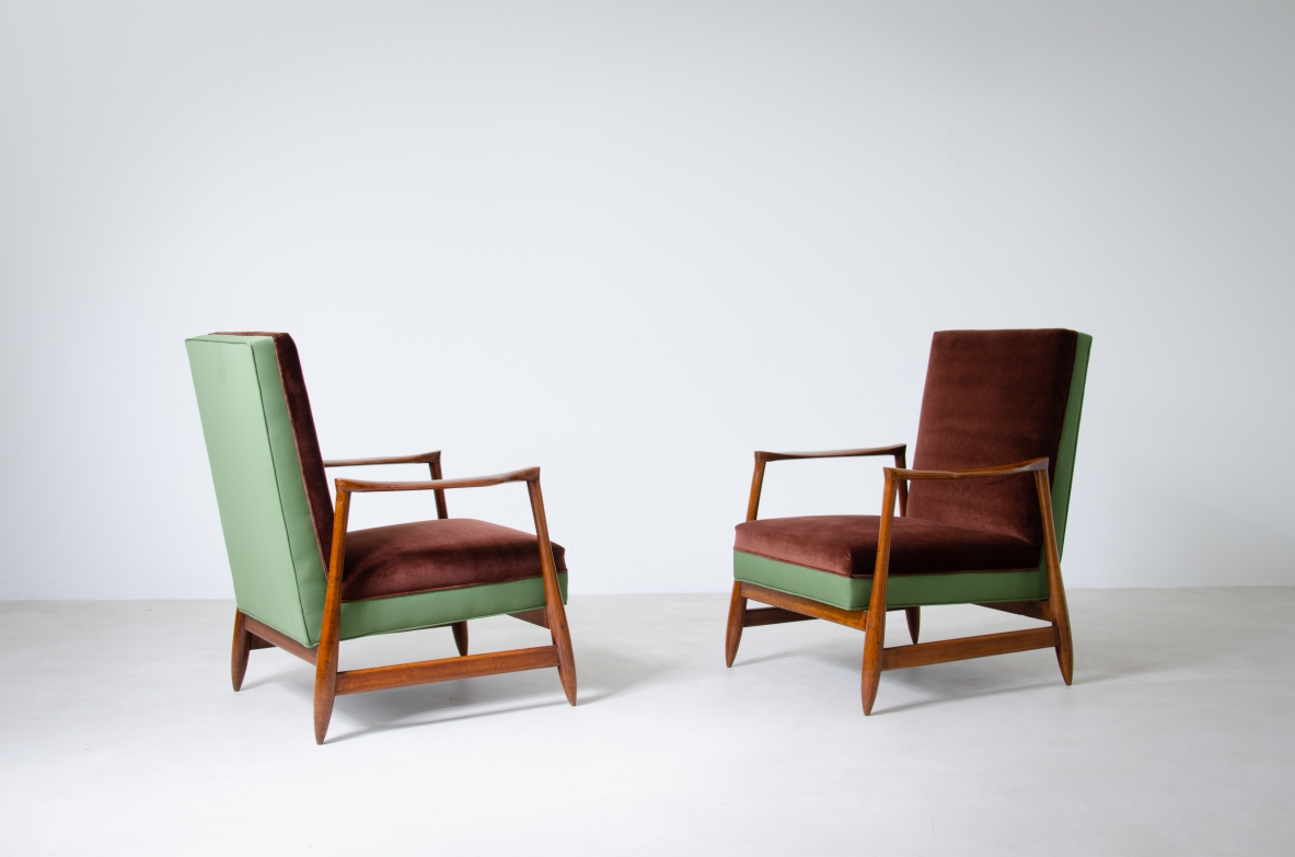 Elegante coppia di poltrone con struttura in legno e tessuto imbottito.  Manifattura italiana, 1960ca.