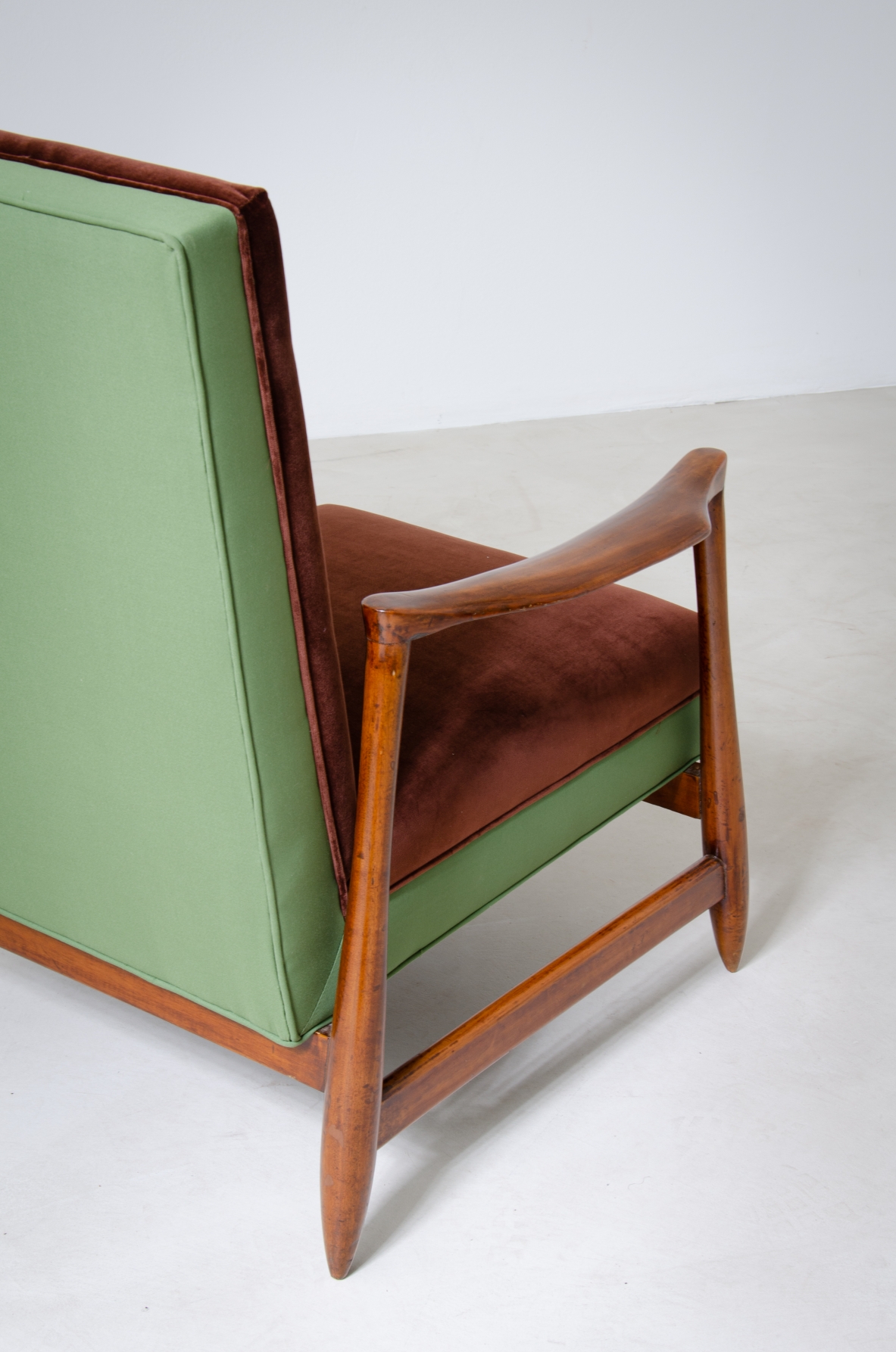 Elegante coppia di poltrone con struttura in legno e tessuto imbottito.  Manifattura italiana, 1960ca.