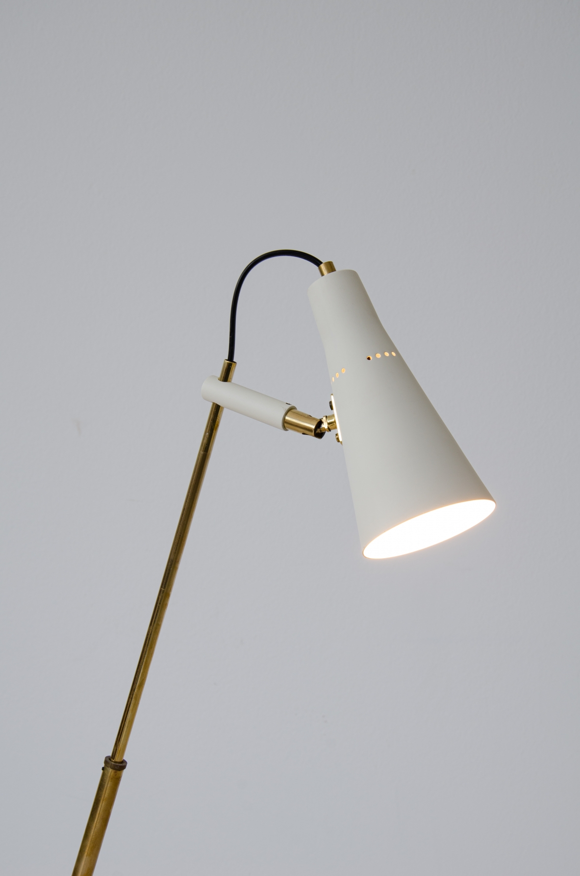 Floor lamp with brass telescope stem that can be oriented in all directions. Cone e, lacquered metal base.  In the style of a model designed by Giuseppe Ostuni for Oluce, 1950's