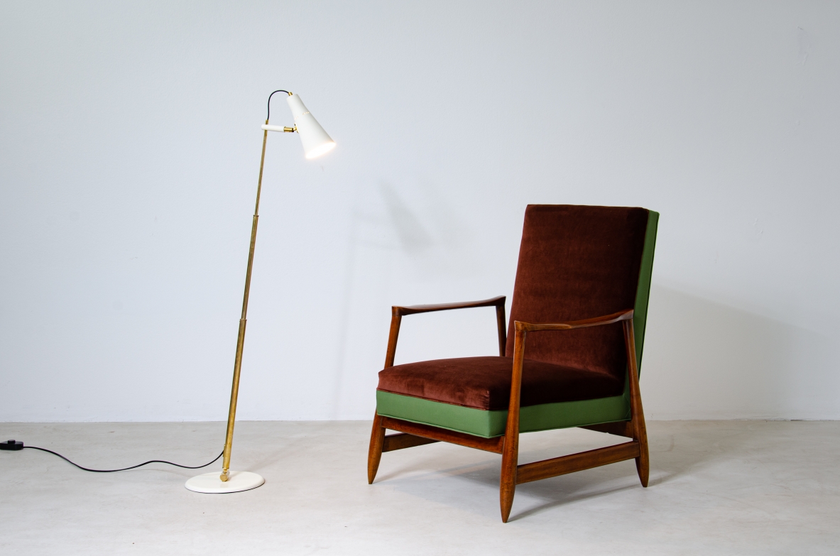 Floor lamp with brass telescope stem that can be oriented in all directions. Cone e, lacquered metal base.  In the style of a model designed by Giuseppe Ostuni for Oluce, 1950's