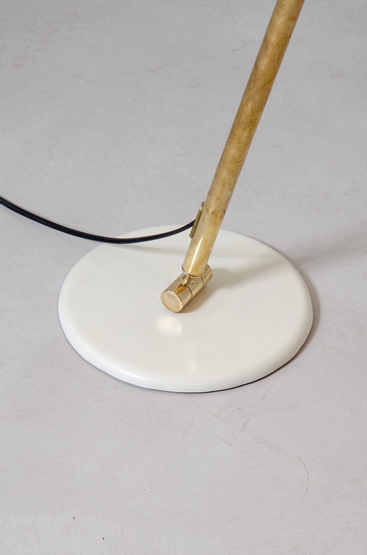 Floor lamp with brass telescope stem that can be oriented in all directions. Cone e, lacquered metal base.  In the style of a model designed by Giuseppe Ostuni for Oluce, 1950's