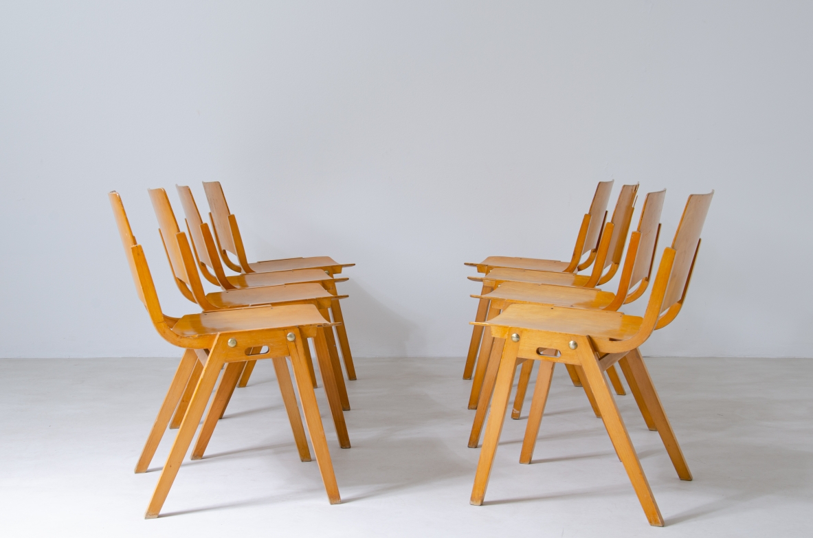 Roland Rainer (1910-2004)  Set di 8 sedie impilabili modello P7 in multistrato curvato.  Manifattura Emil & Alfred Pollak, Vienna, 1952.