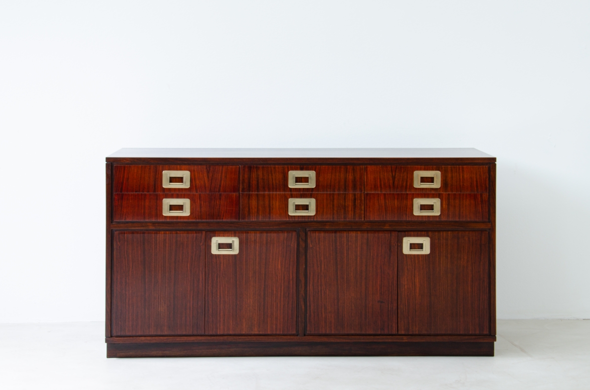 Ico Parisi, raro mobile contenitore in palissandro con maniglie in ottone. Manifattura Spartaco Brugnoli, 1960ca.