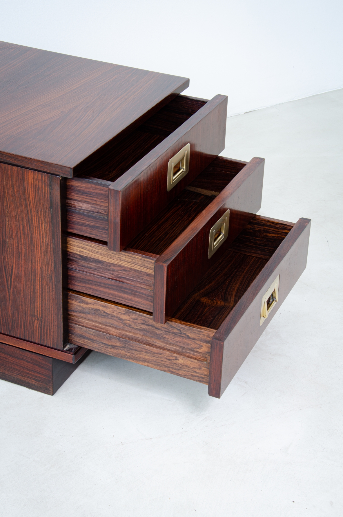 Ico Parisi, pair of Parisi 1 series bedside tables in rosewood. Spartaco Brugnoli manufacture, 1960's.