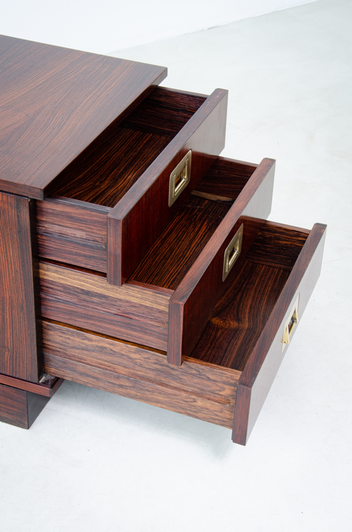Ico Parisi, pair of Parisi 1 series bedside tables in rosewood. Spartaco Brugnoli manufacture, 1960's.