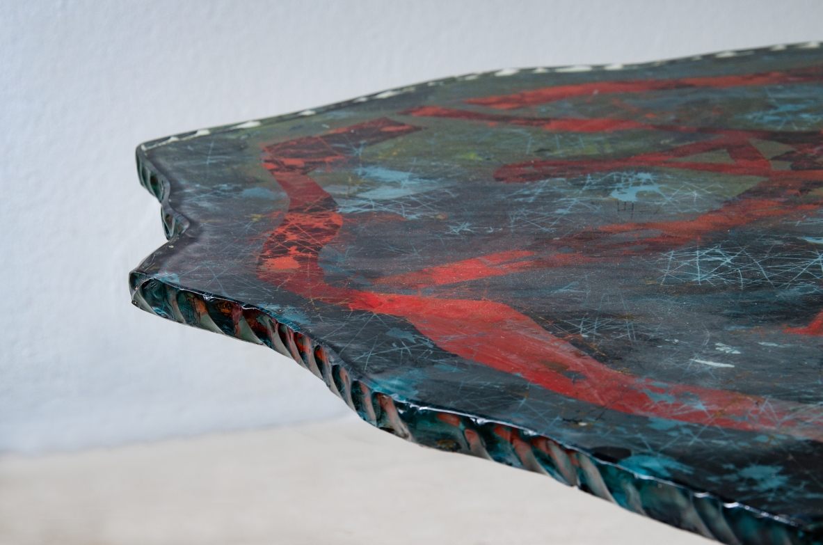 Duilio Barnabè detto Dubè (1914-1961)  Tavolino con piano in vetro di grande spessore curvato e molato Produzione Fontana Arte anni 50.