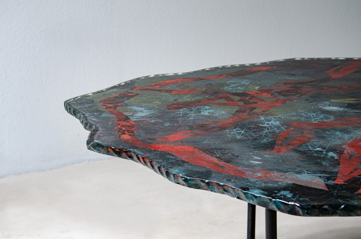 Duilio Barnabè detto Dubè (1914-1961)  Tavolino con piano in vetro di grande spessore curvato e molato Produzione Fontana Arte anni 50.