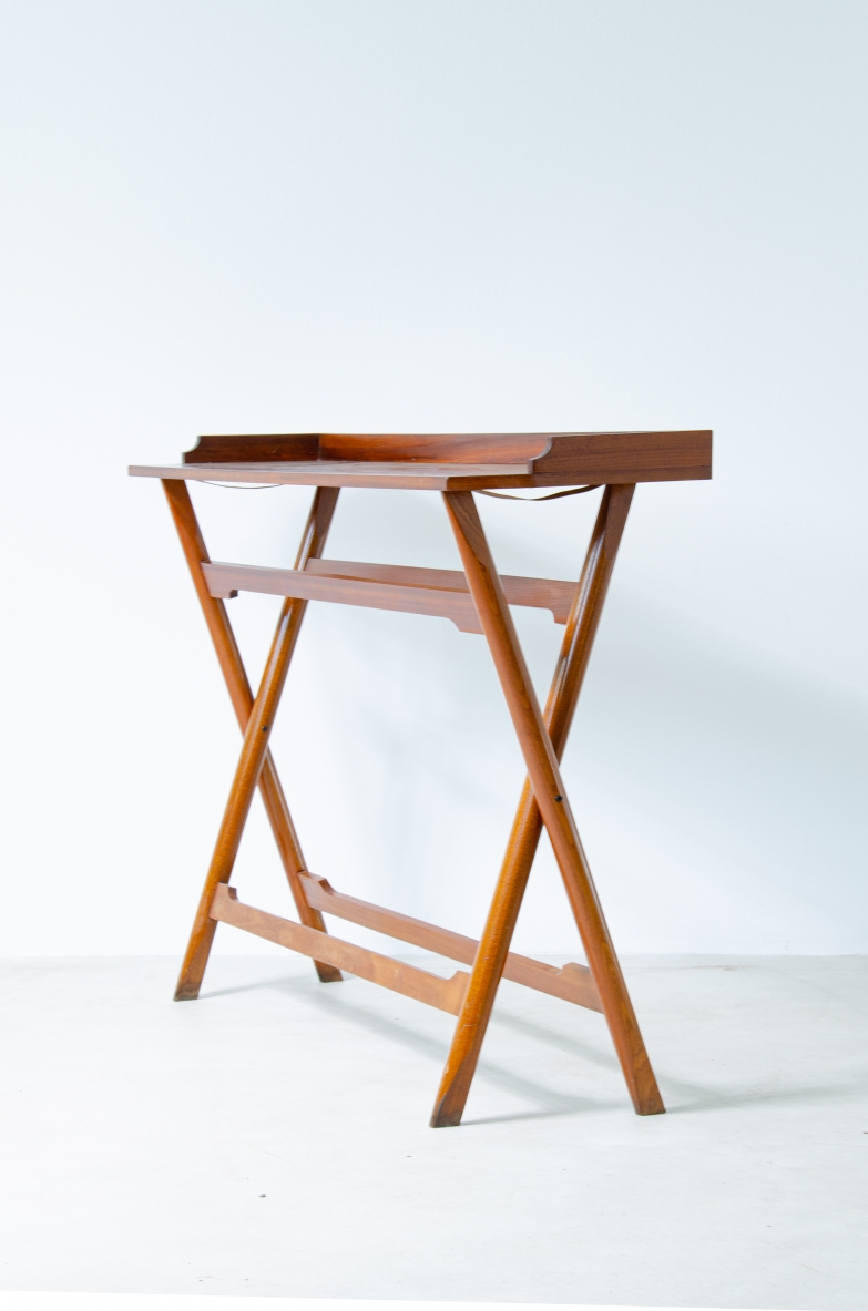 Console pieghevole in legno di teak.  Manifattura italiana, 1960ca.