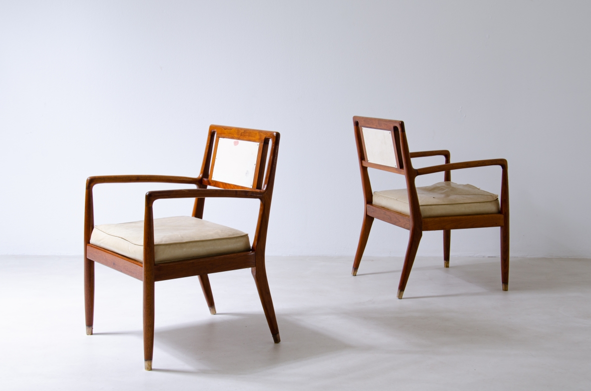 4 eleganti sedie con braccioli in noce tornito e seduta e schienale in tessuto imbottito, puntali in ottone.  Manifattura italiana, 1950ca.