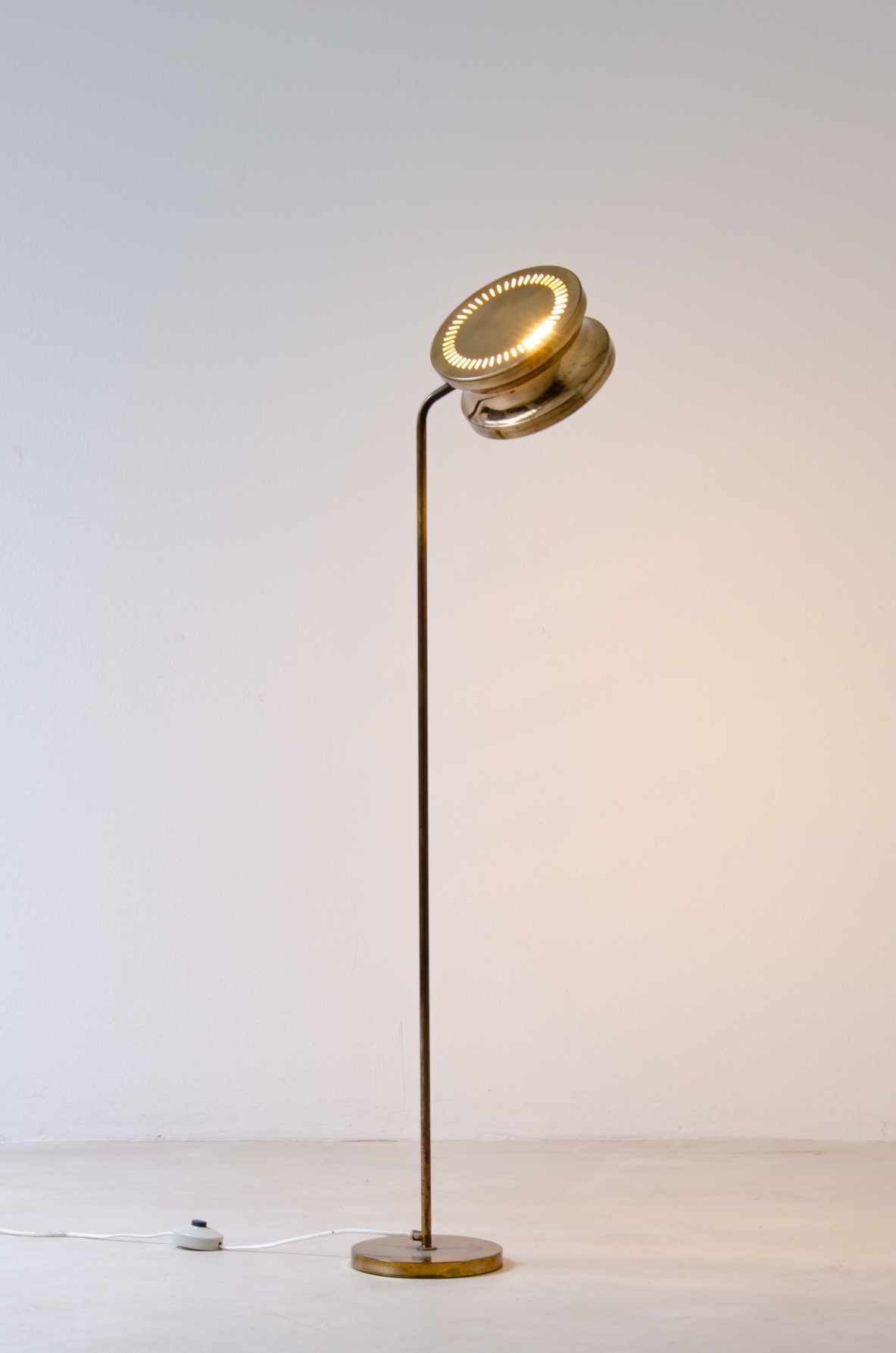 Tyringe Konsthantverk, lampada da terra in ottone.  Svezia 1960ca.