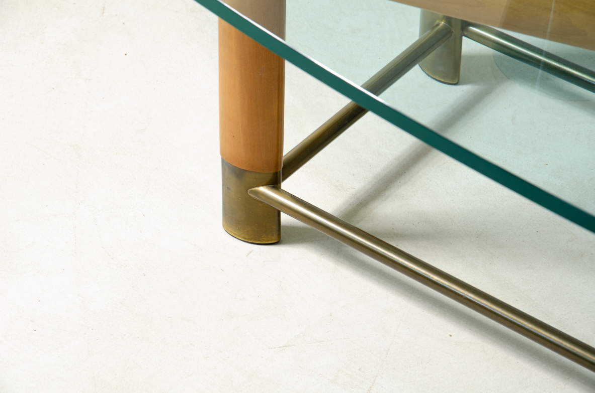 Tavolino ovale con struttura in legno, piedini in ottone e piano in cristallo molato. Manifattura italiana, 1950ca.
