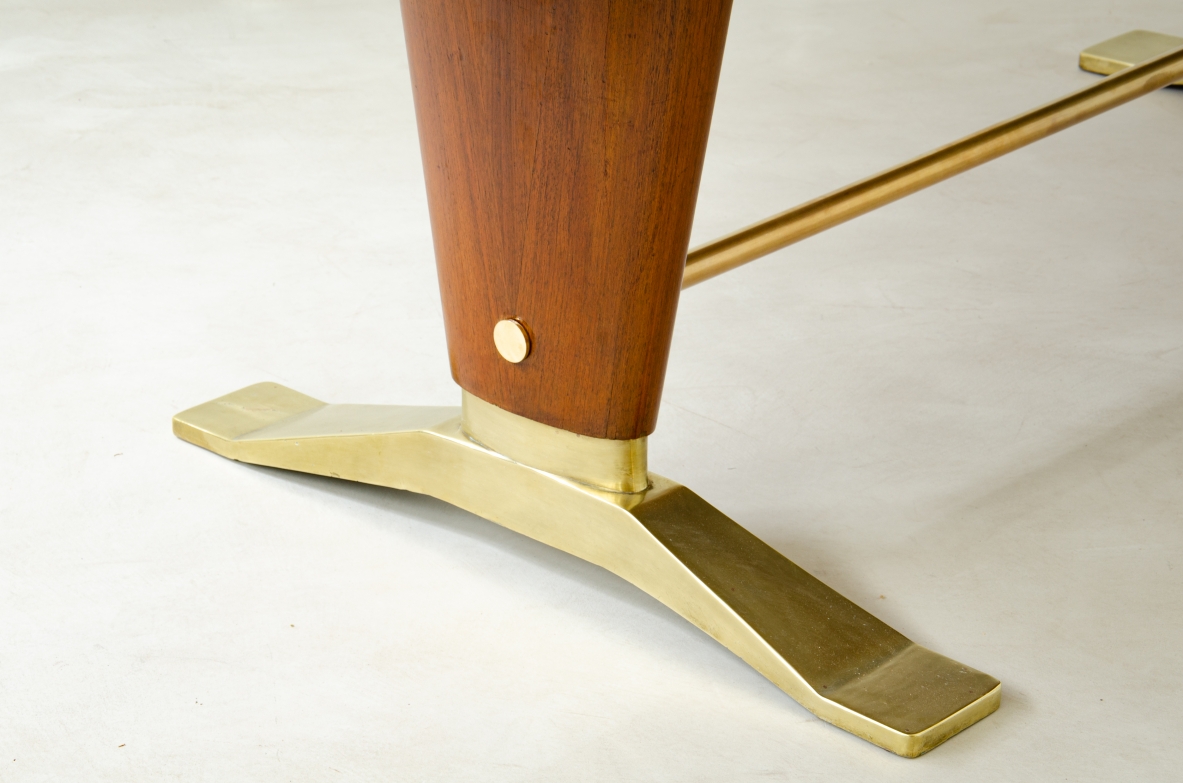 Grande tavolo in legno di noce con due montanti tenuti da traversa in ottone e importanti basamenti in fusione di bronzo.  Manifattura italiana 1940ca.
