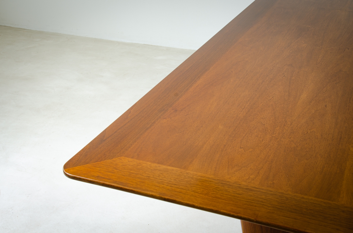 Grande tavolo in legno di noce con due montanti tenuti da traversa in ottone e importanti basamenti in fusione di bronzo.  Manifattura italiana 1940ca.