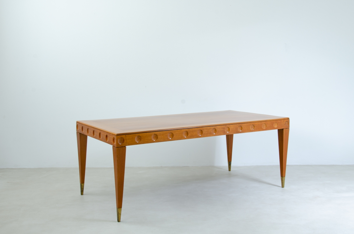 Gio Ponti, elegante tavolo da pranzo in ciliegio con puntali in ottone. 1950ca.
