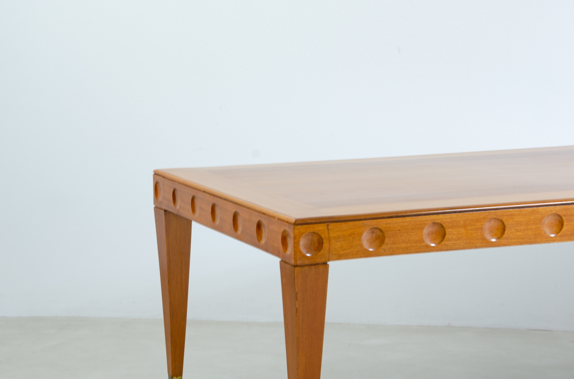 Gio Ponti, elegante tavolo da pranzo in ciliegio con puntali in ottone. 1950ca.
