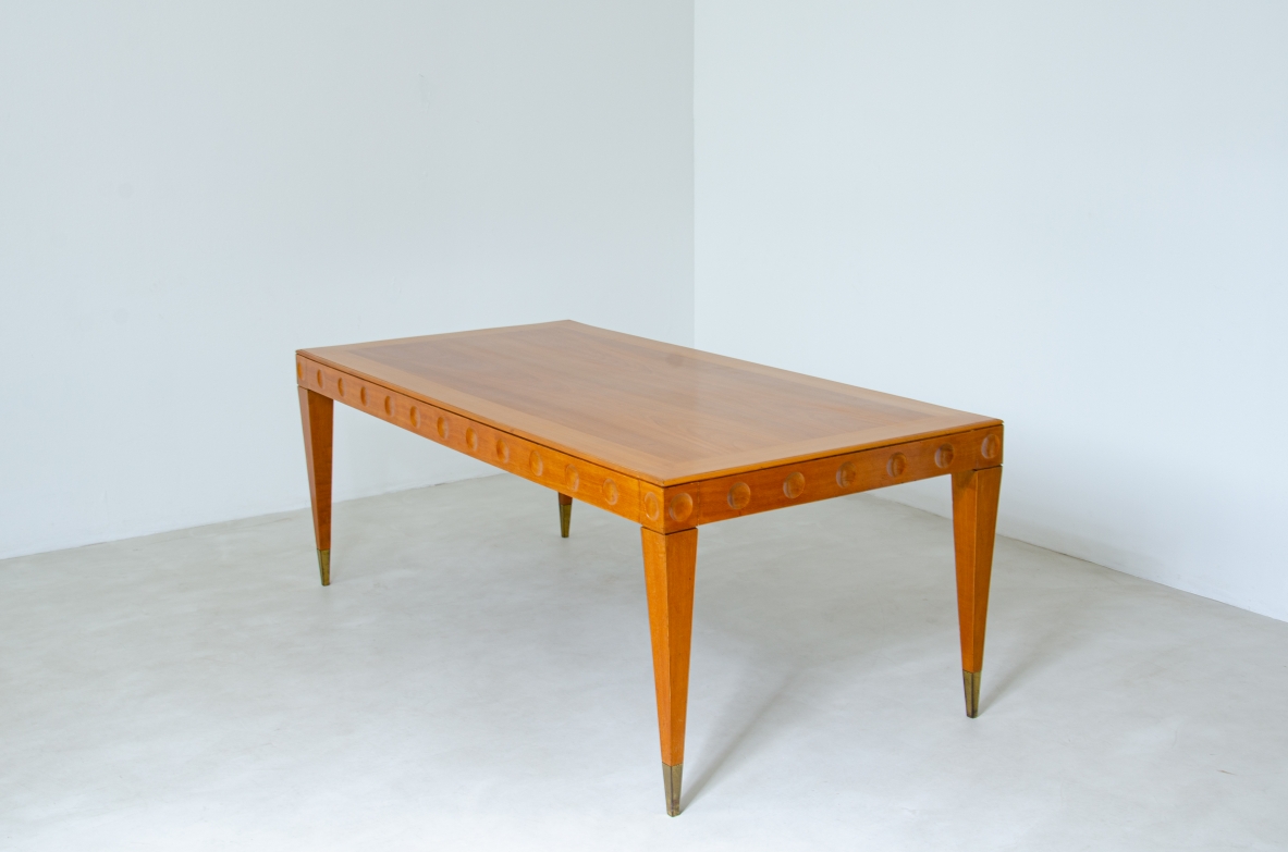 Gio Ponti, elegante tavolo da pranzo in ciliegio con puntali in ottone. 1950ca.