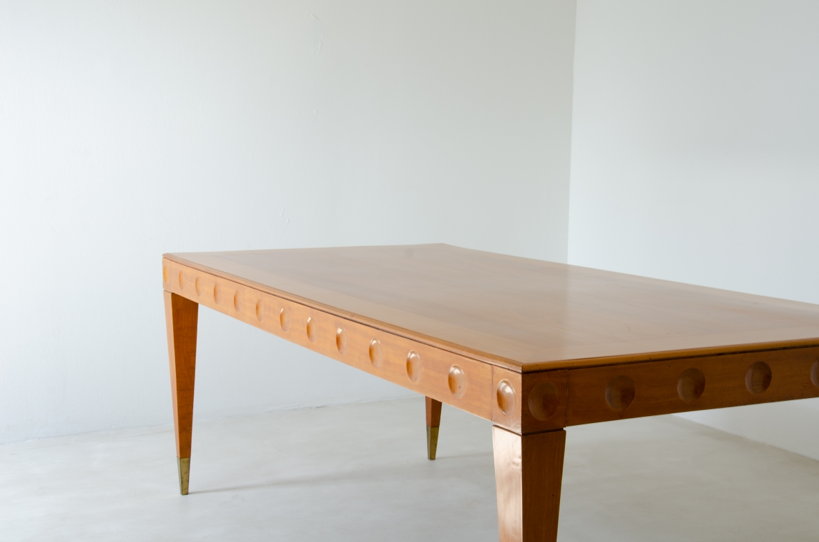 Gio Ponti, elegante tavolo da pranzo in ciliegio con puntali in ottone. 1950ca.