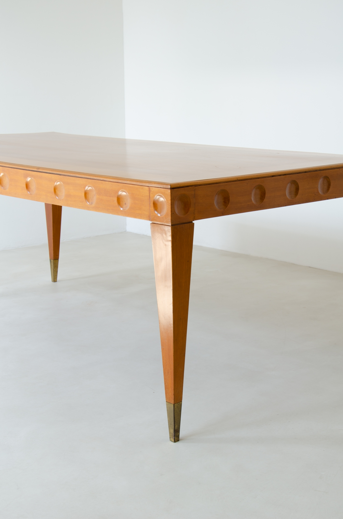 Gio Ponti, elegante tavolo da pranzo in ciliegio con puntali in ottone. 1950ca.