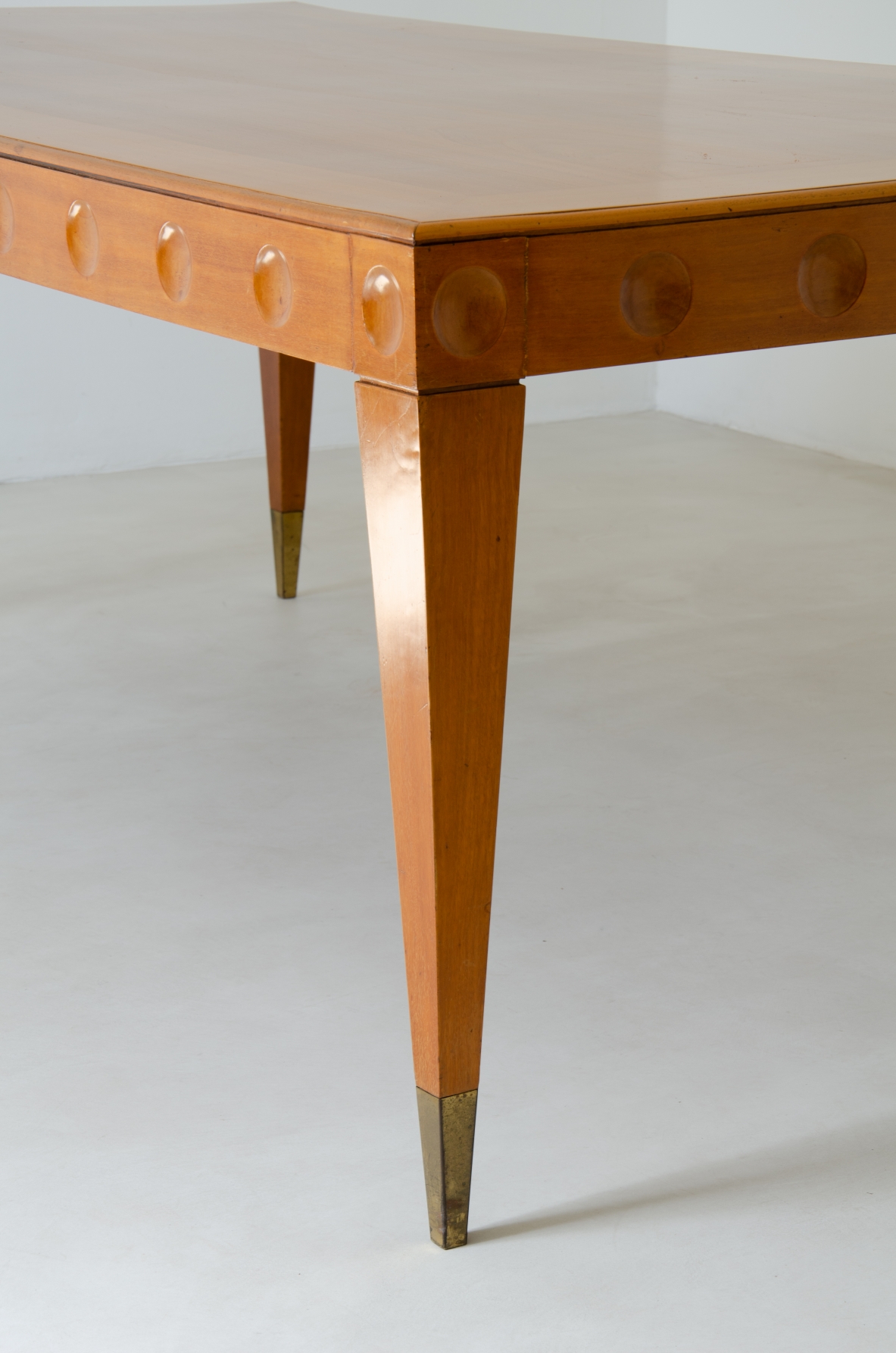 Gio Ponti, elegante tavolo da pranzo in ciliegio con puntali in ottone. 1950ca.