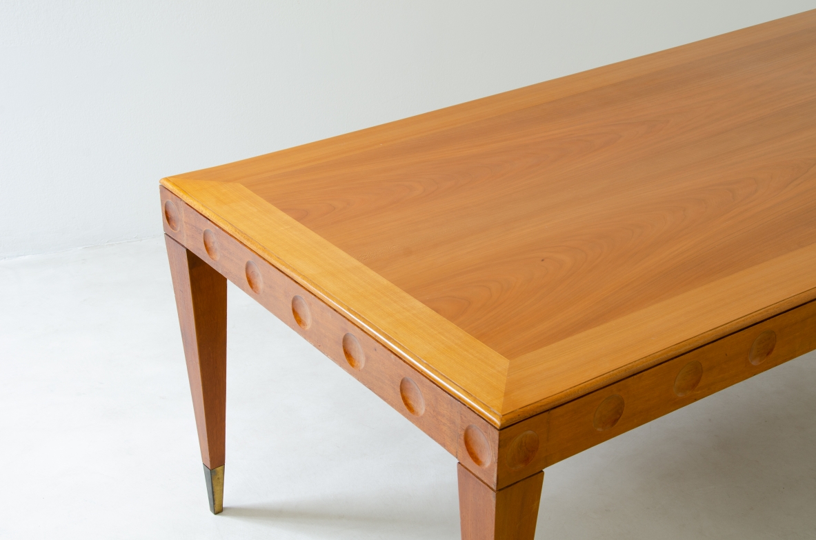 Gio Ponti, elegante tavolo da pranzo in ciliegio con puntali in ottone. 1950ca.