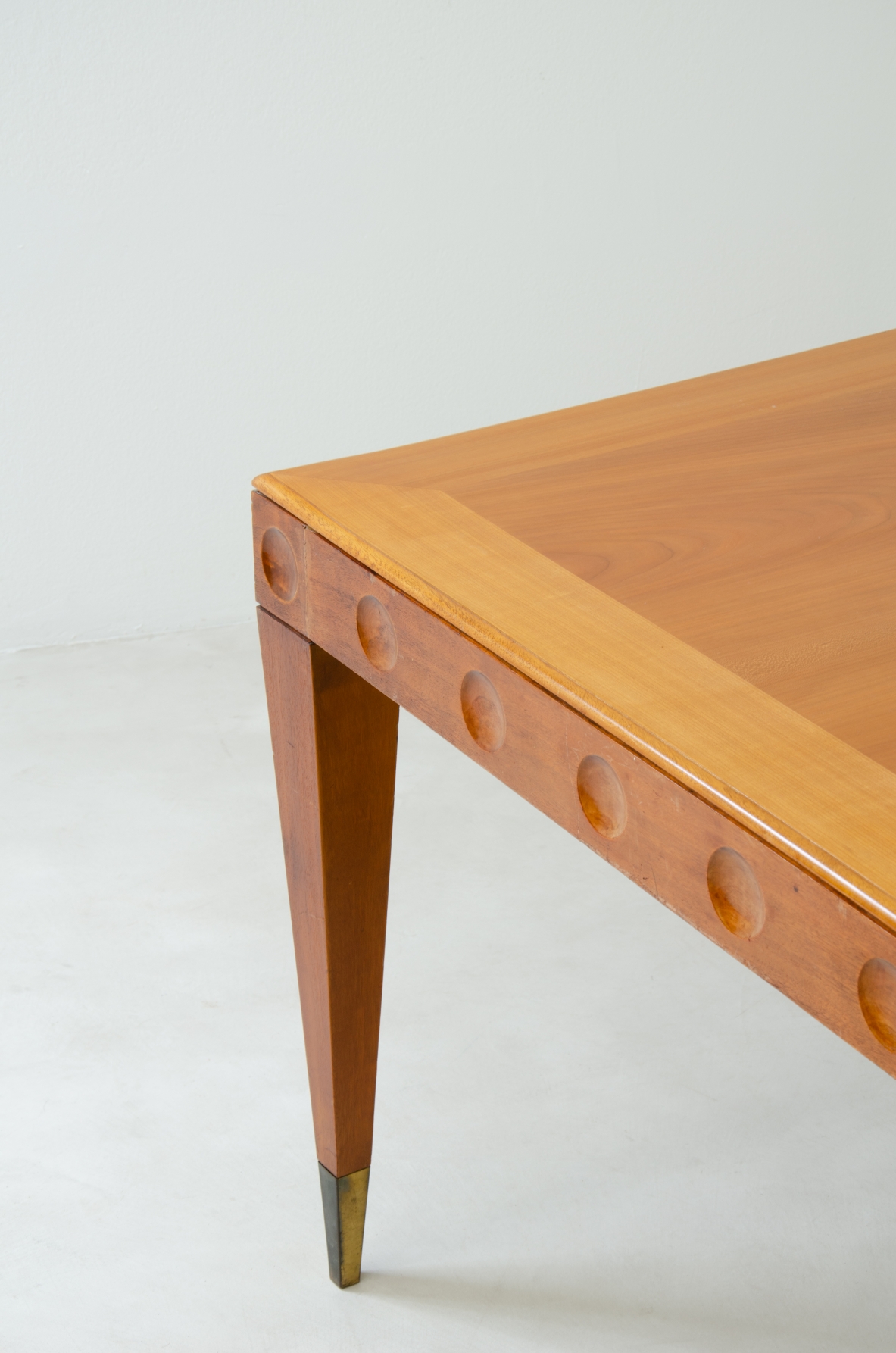 Gio Ponti, elegante tavolo da pranzo in ciliegio con puntali in ottone. 1950ca.