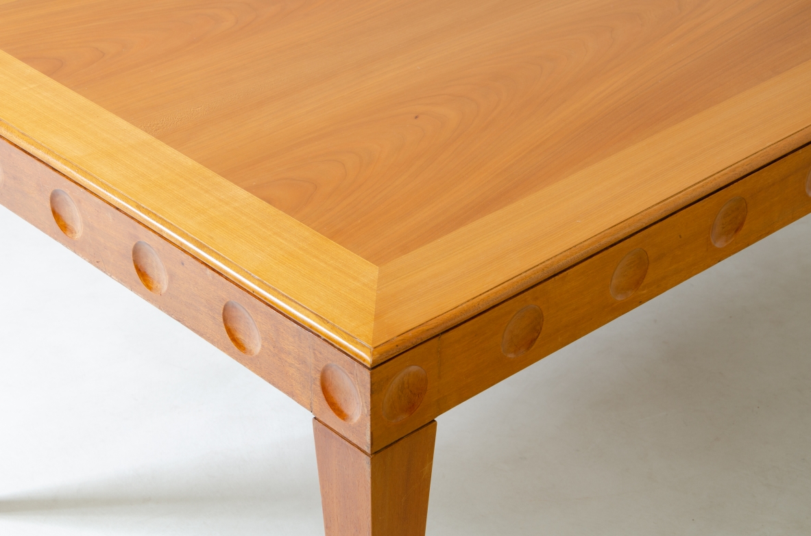 Gio Ponti, elegante tavolo da pranzo in ciliegio con puntali in ottone. 1950ca.