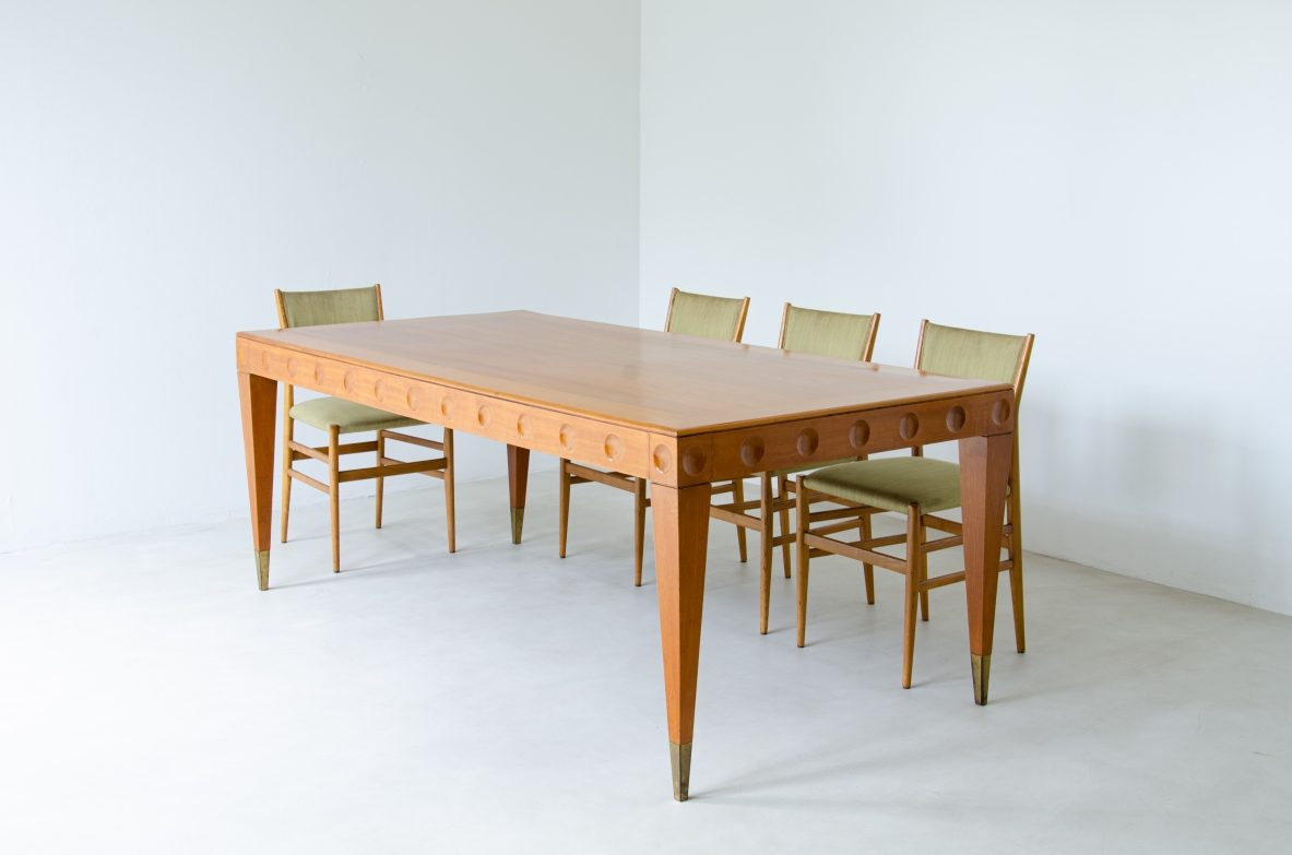Gio Ponti, elegante tavolo da pranzo in ciliegio con puntali in ottone. 1950ca.