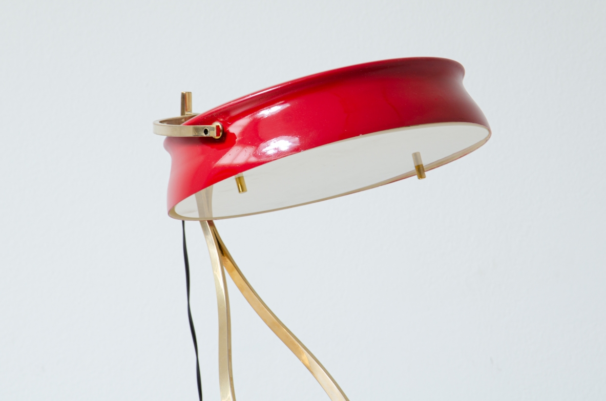 Lampada da tavolo con cappello regolabile in metallo laccato rosso e perplex, stelo in bronzo e base in marmo. Manifattura italiana 1960ca.