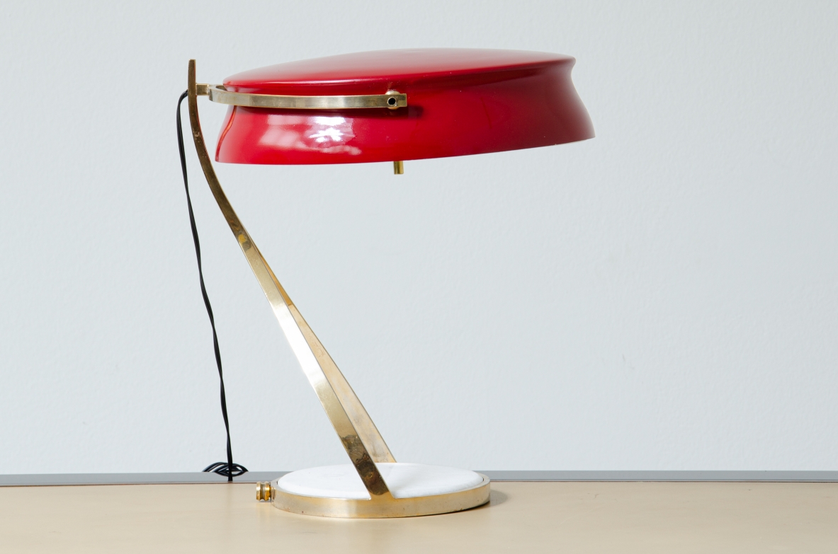 Lampada da tavolo con cappello regolabile in metallo laccato rosso e perplex, stelo in bronzo e base in marmo. Manifattura italiana 1960ca.