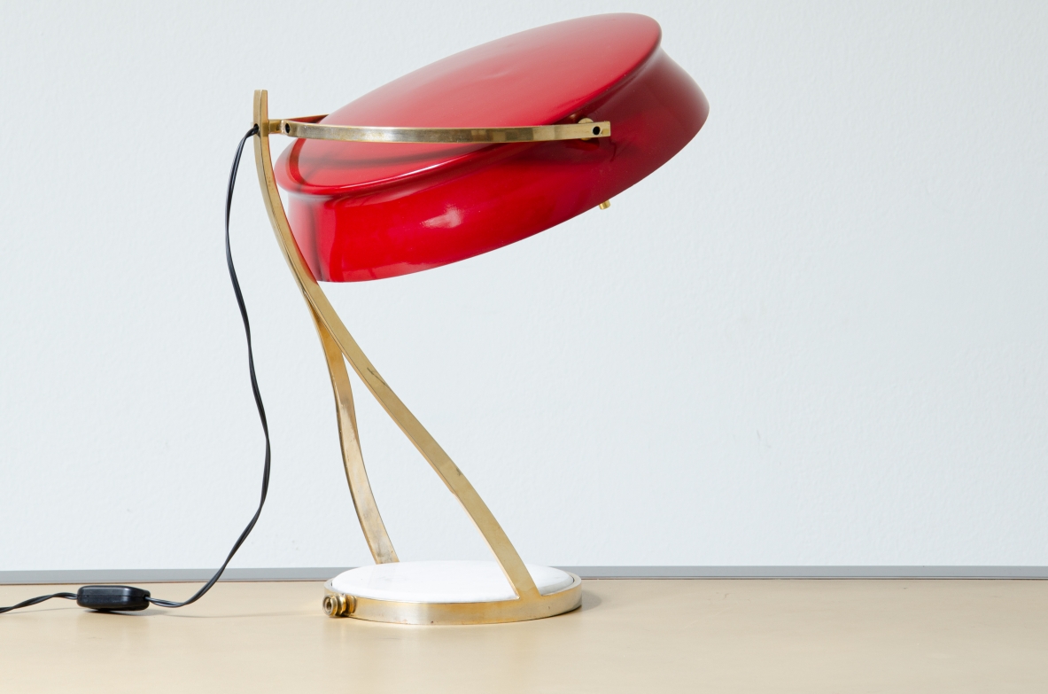 Lampada da tavolo con cappello regolabile in metallo laccato rosso e perplex, stelo in bronzo e base in marmo. Manifattura italiana 1960ca.