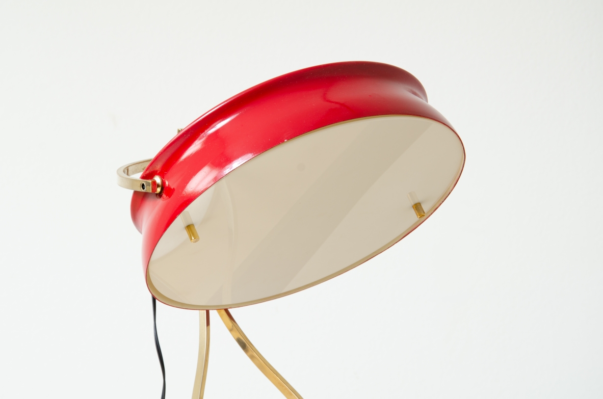 Lampada da tavolo con cappello regolabile in metallo laccato rosso e perplex, stelo in bronzo e base in marmo. Manifattura italiana 1960ca.