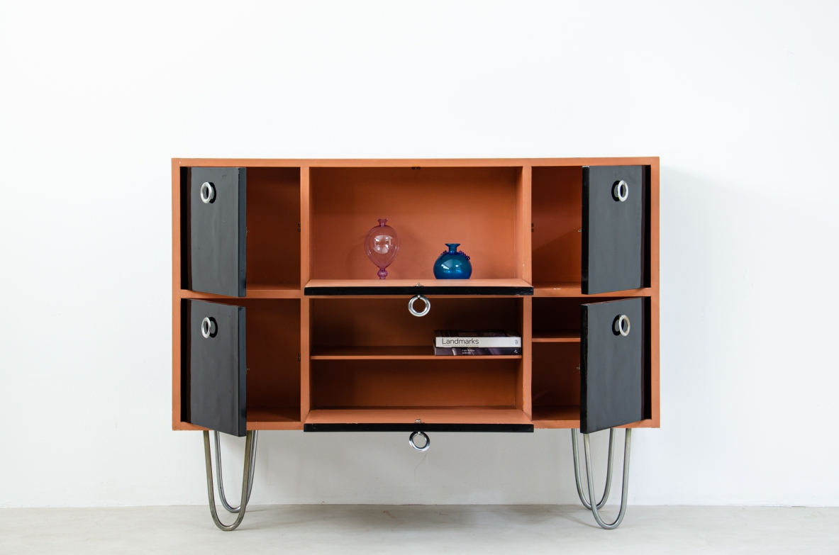 Guglielmo Ulrich. Elegante mobile contenitore bar a scompartimenti in legno laccato. Italia, Milano, 1934