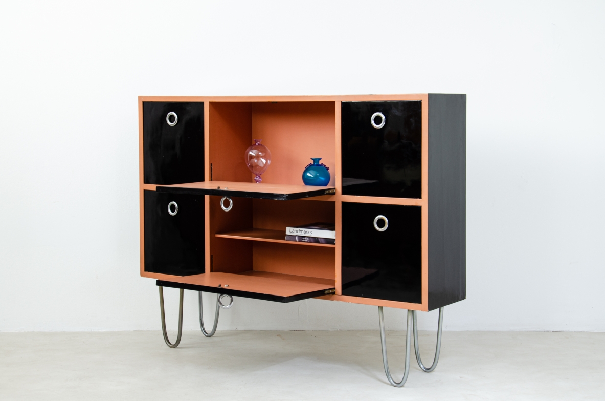 Guglielmo Ulrich. Elegante mobile contenitore bar a scompartimenti in legno laccato. Italia, Milano, 1934