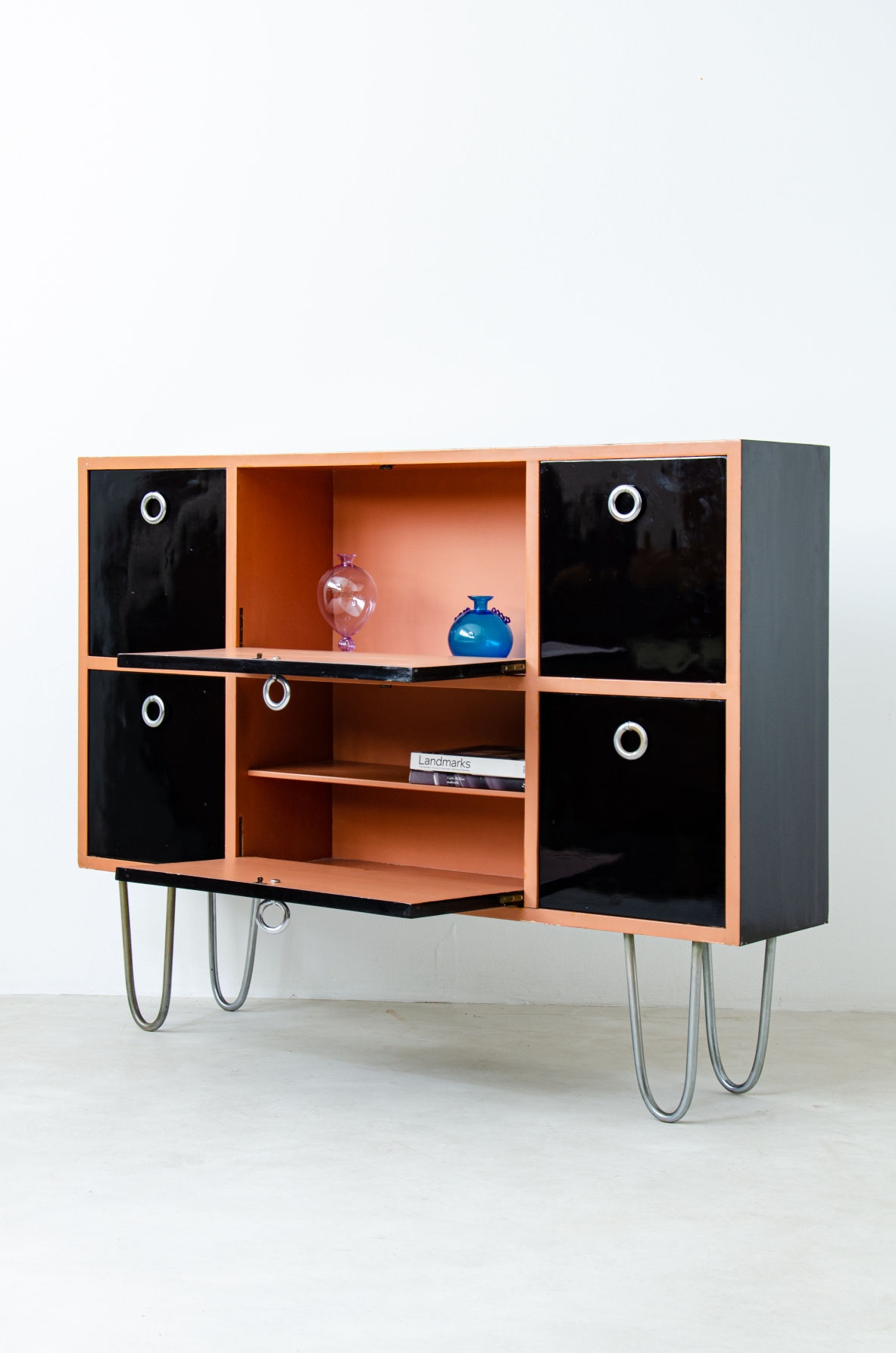 Guglielmo Ulrich. Elegante mobile contenitore bar a scompartimenti in legno laccato. Italia, Milano, 1934