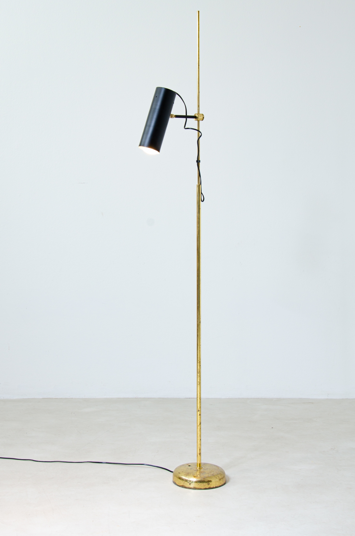 Floor lamp with brass stem and painted metal diffuser. Italian manufacture, 1960's.
