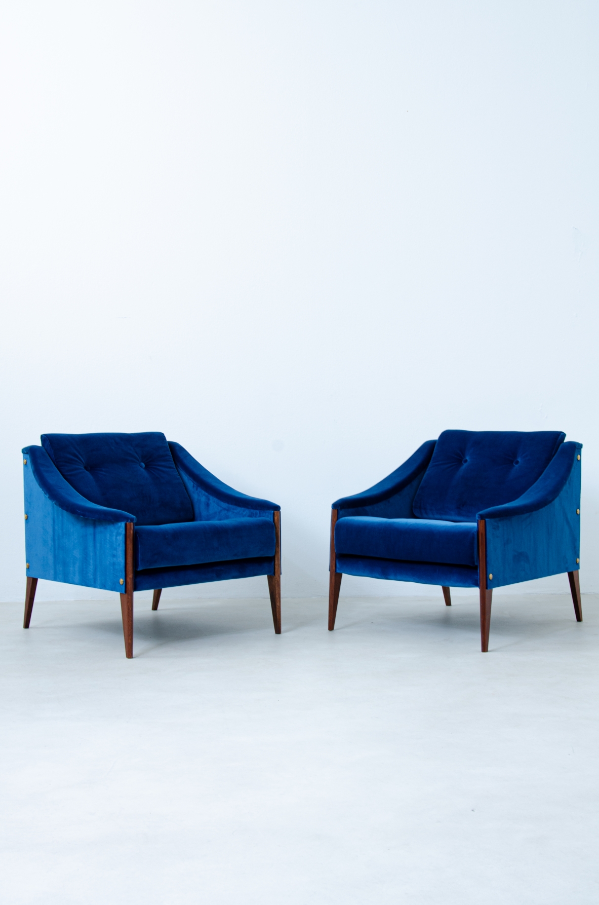 Giò Ponti. Coppia di poltrone modello Dezza 24 con rivestimento in velluto. Manifattura Poltrona Frau, 1965