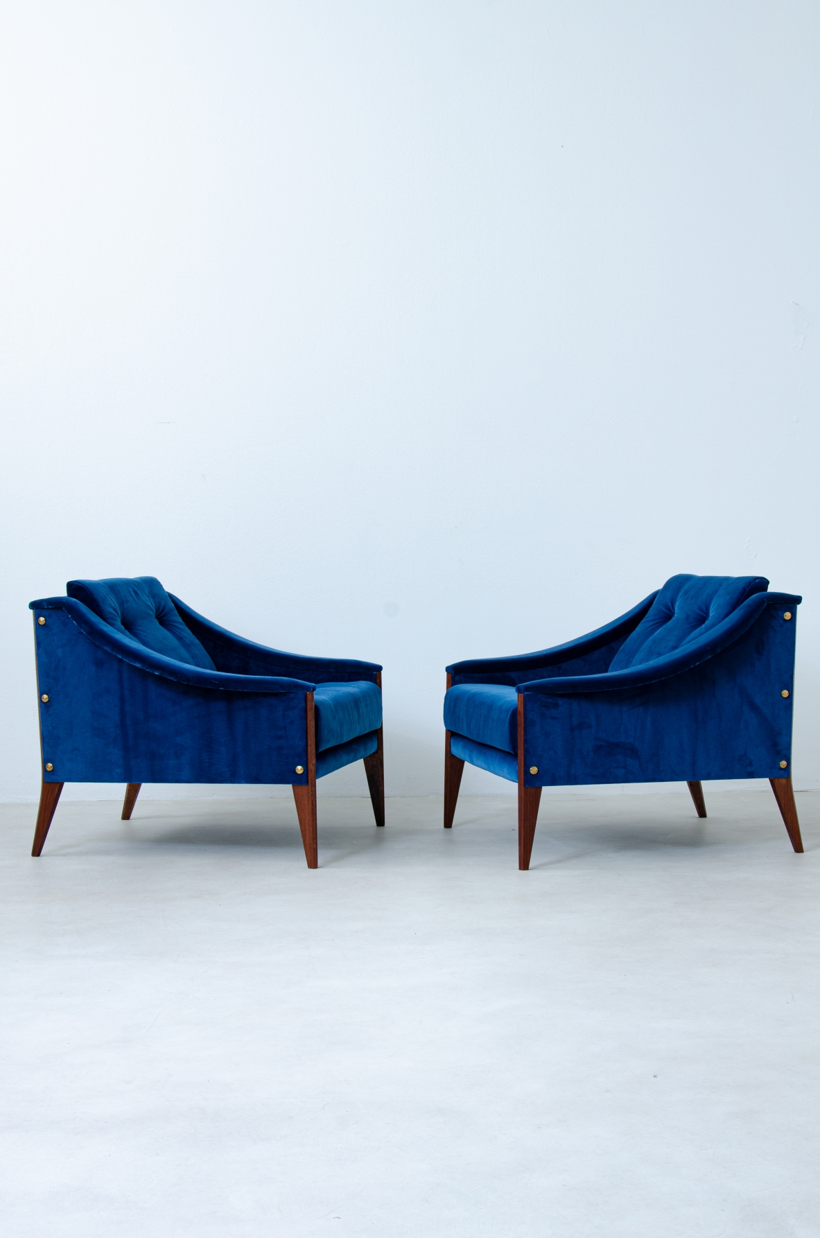 Giò Ponti. Coppia di poltrone modello Dezza 24 con rivestimento in velluto. Manifattura Poltrona Frau, 1965