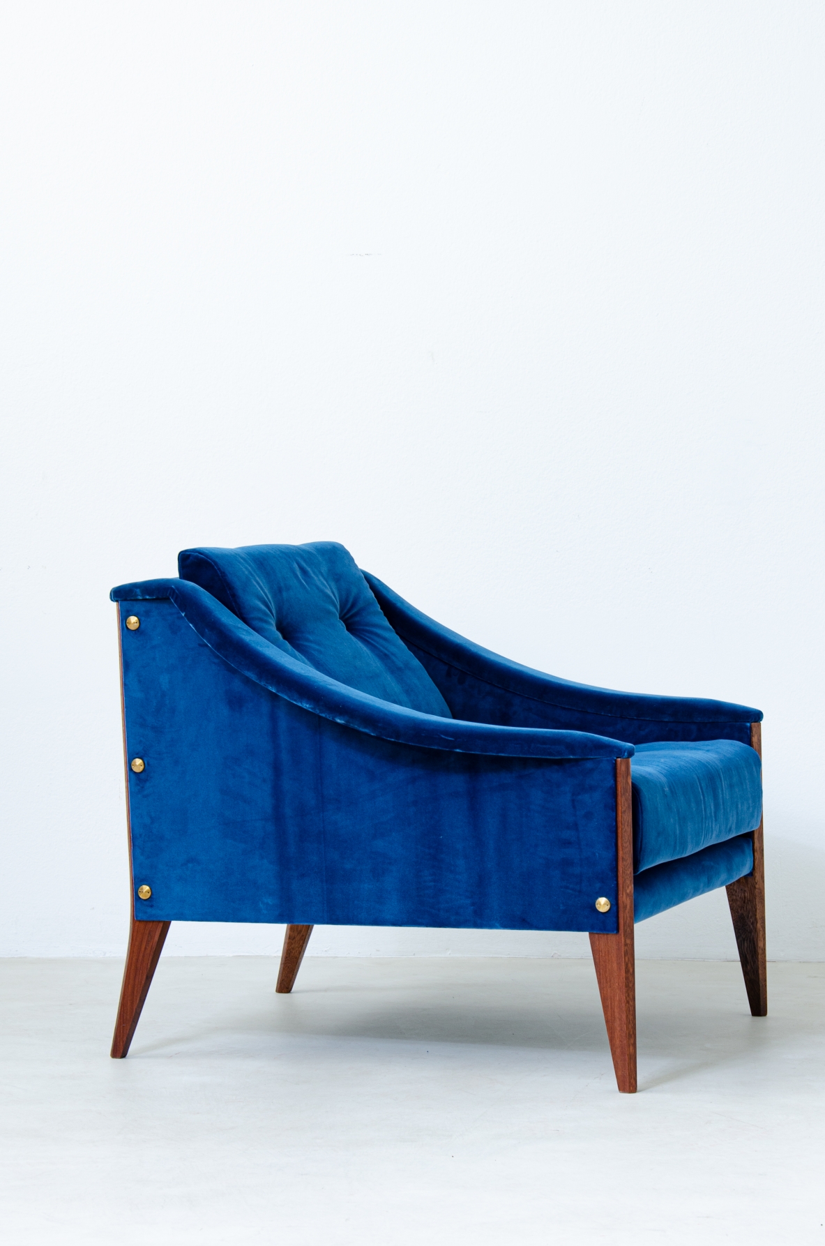 Giò Ponti. Coppia di poltrone modello Dezza 24 con rivestimento in velluto. Manifattura Poltrona Frau, 1965