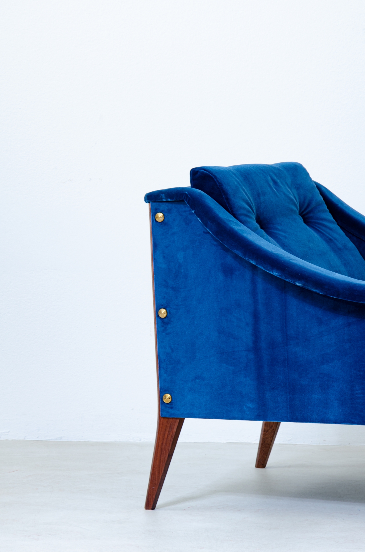 Giò Ponti. Coppia di poltrone modello Dezza 24 con rivestimento in velluto. Manifattura Poltrona Frau, 1965